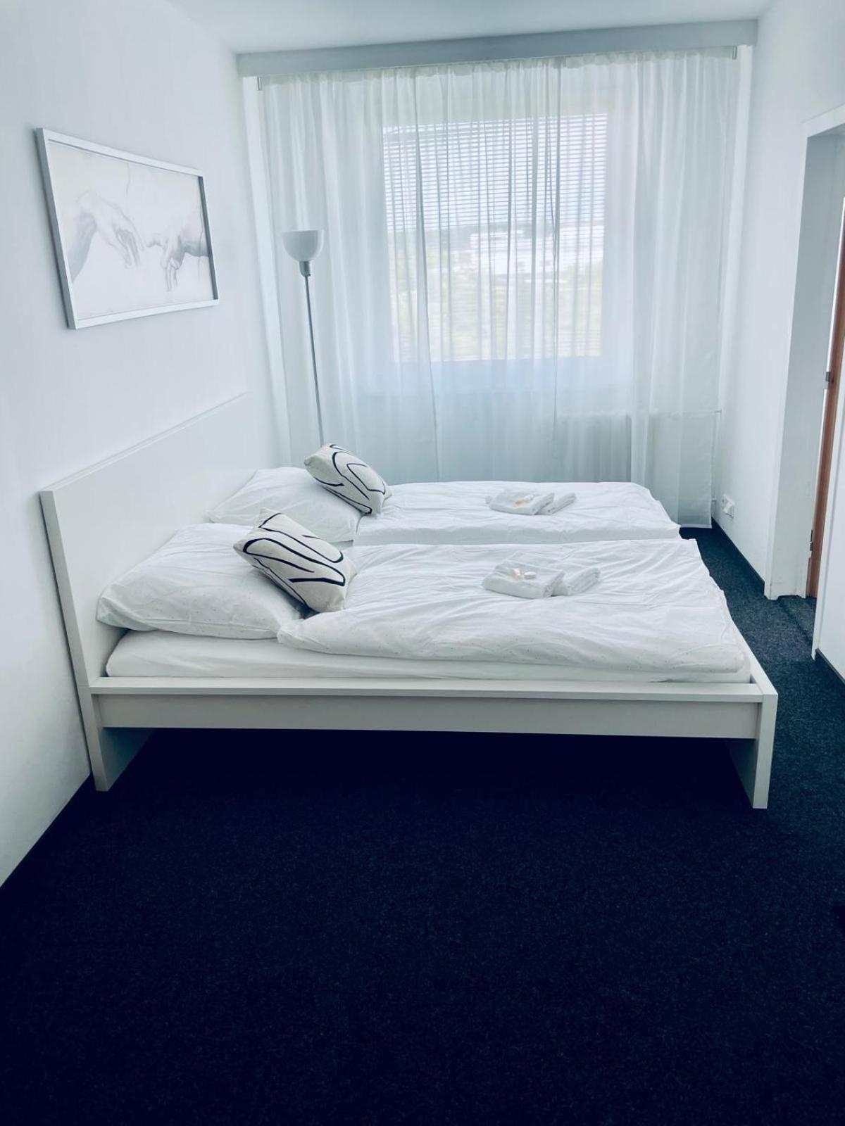 Apartmany Bryksova Praag Buitenkant foto